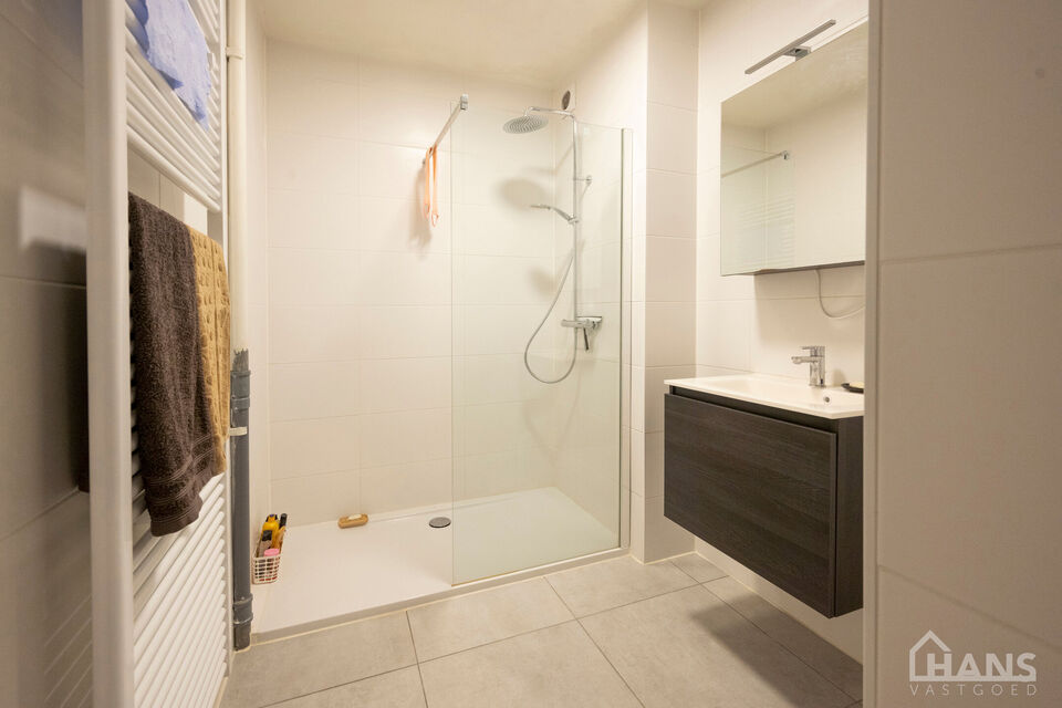 Inkomhal; toilet; leefruimte; keuken met kasten, kookplaat, dampkap, oven en ruimte voor een eigen koelkast/diepvries en vaatwasser; berging met aansluiting voor wasmachine/droogkast; badkamer met inloopdouche, spiegelkast, wastafel in meubel en handdoekd