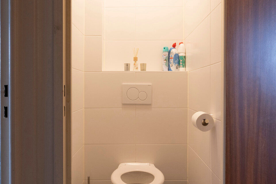 Inkomhal; toilet; leefruimte; keuken met kasten, kookplaat, dampkap, oven en ruimte voor een eigen koelkast/diepvries en vaatwasser; berging met aansluiting voor wasmachine/droogkast; badkamer met inloopdouche, spiegelkast, wastafel in meubel en handdoekd