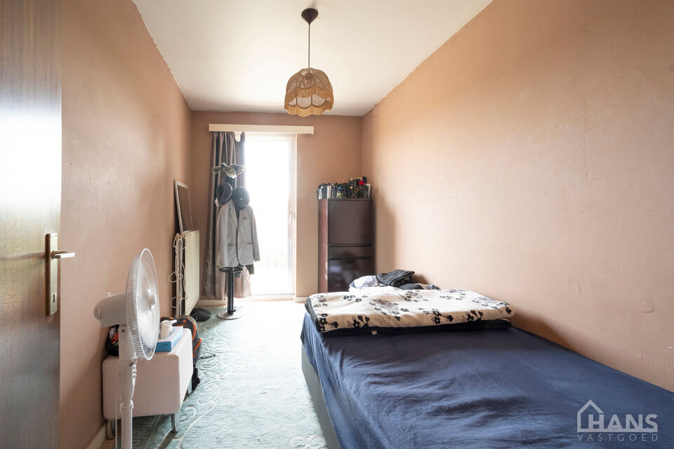 Inkomhal; toilet; leefruimte; keuken met kasten, kookplaat, dampkap, oven en ruimte voor een eigen koelkast/diepvries en vaatwasser; berging met aansluiting voor wasmachine/droogkast; badkamer met inloopdouche, spiegelkast, wastafel in meubel en handdoekd