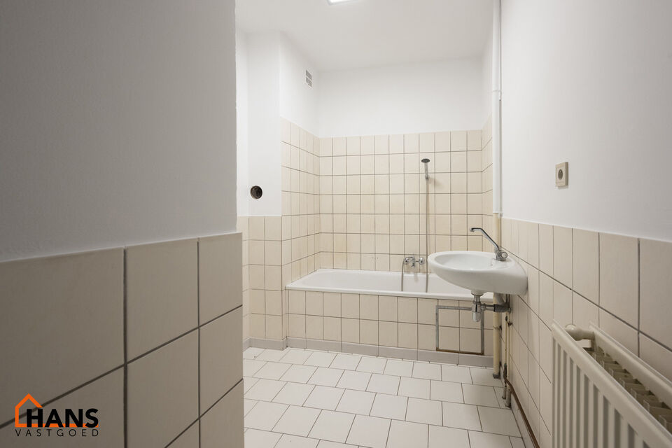 Dit appartement met conformiteitsattest bevindt zich op de derde verdieping zonder lift.
Indeling: inkomhal met vestiairekast; apart toilet; badkamer met ligbad en wastafel; 2 slaapkamers waarvan 1 toegang geeft tot het achterliggend terras; woonkamer; ge