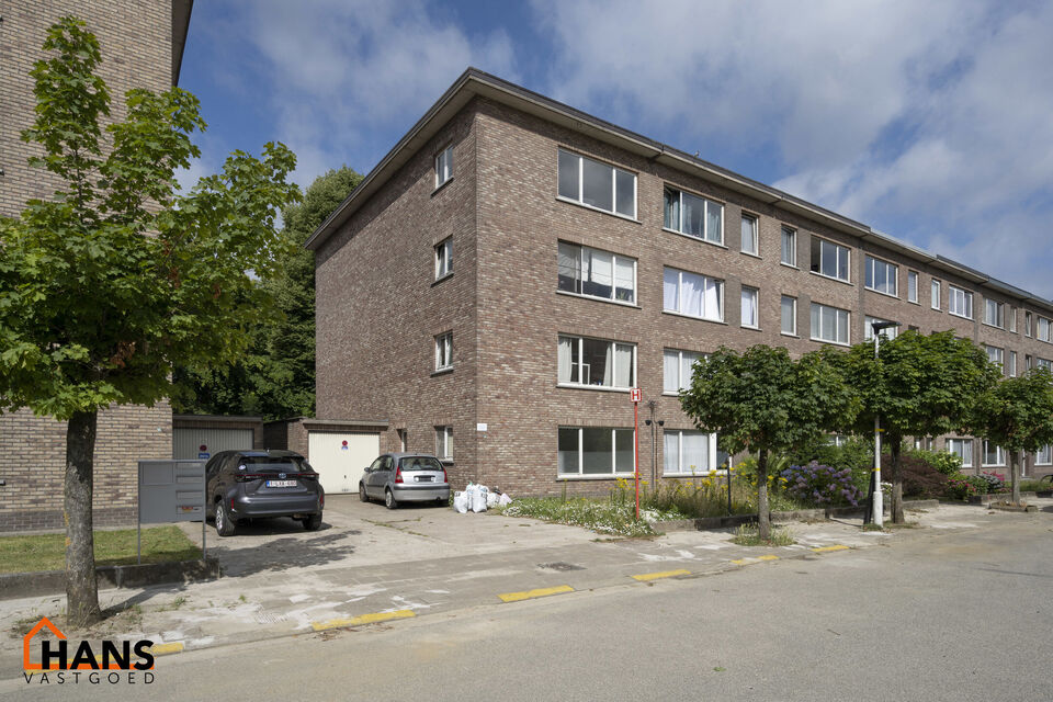 Inkomhal; apart toilet; leefruimte; keuken met kasten en dubbele spoelbak (toestellen zijn zelf te voorzien); berging; badkamer met douche in bad, wastafel, spiegel en aansluiting voor wasmachine en droogkast; 2 slaapkamers waarvan de kleinste toegang ver