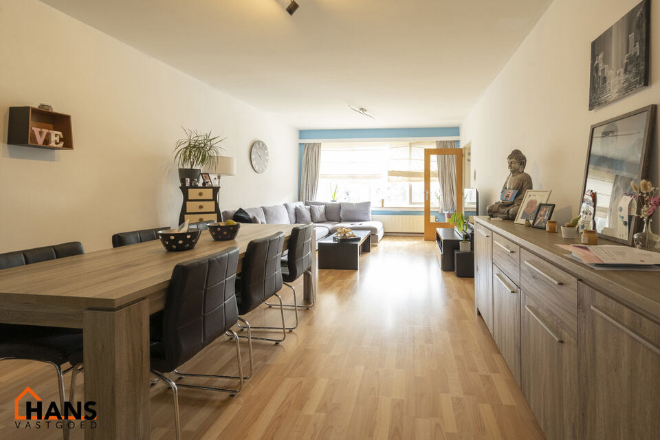 Inkomhal; apart toilet; leefruimte; keuken met kasten en dubbele spoelbak (toestellen zijn zelf te voorzien); berging; badkamer met douche in bad, wastafel, spiegel en aansluiting voor wasmachine en droogkast; 2 slaapkamers waarvan de kleinste toegang ver