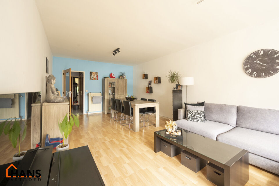 Inkomhal; apart toilet; leefruimte; keuken met kasten en dubbele spoelbak (toestellen zijn zelf te voorzien); berging; badkamer met douche in bad, wastafel, spiegel en aansluiting voor wasmachine en droogkast; 2 slaapkamers waarvan de kleinste toegang ver