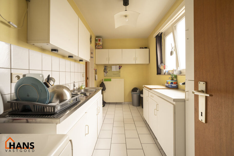 Inkomhal; apart toilet; leefruimte; keuken met kasten en dubbele spoelbak (toestellen zijn zelf te voorzien); berging; badkamer met douche in bad, wastafel, spiegel en aansluiting voor wasmachine en droogkast; 2 slaapkamers waarvan de kleinste toegang ver