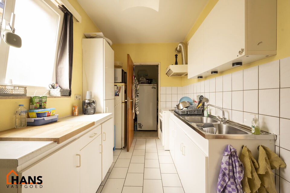 Inkomhal; apart toilet; leefruimte; keuken met kasten en dubbele spoelbak (toestellen zijn zelf te voorzien); berging; badkamer met douche in bad, wastafel, spiegel en aansluiting voor wasmachine en droogkast; 2 slaapkamers waarvan de kleinste toegang ver