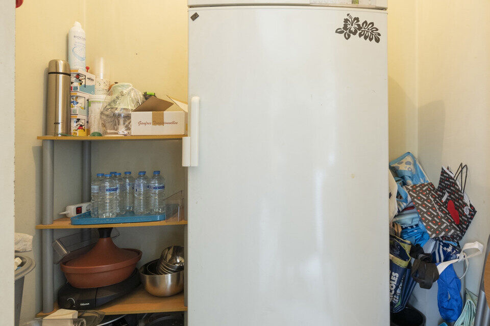 Inkomhal; apart toilet; leefruimte; keuken met kasten en dubbele spoelbak (toestellen zijn zelf te voorzien); berging; badkamer met douche in bad, wastafel, spiegel en aansluiting voor wasmachine en droogkast; 2 slaapkamers waarvan de kleinste toegang ver