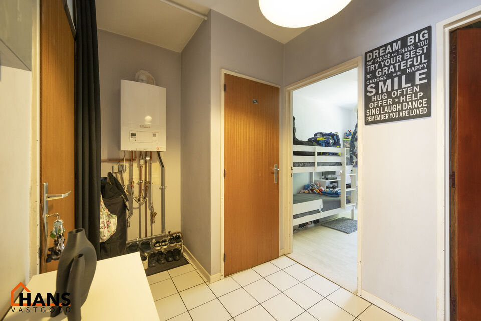 Inkomhal; apart toilet; leefruimte; keuken met kasten en dubbele spoelbak (toestellen zijn zelf te voorzien); berging; badkamer met douche in bad, wastafel, spiegel en aansluiting voor wasmachine en droogkast; 2 slaapkamers waarvan de kleinste toegang ver