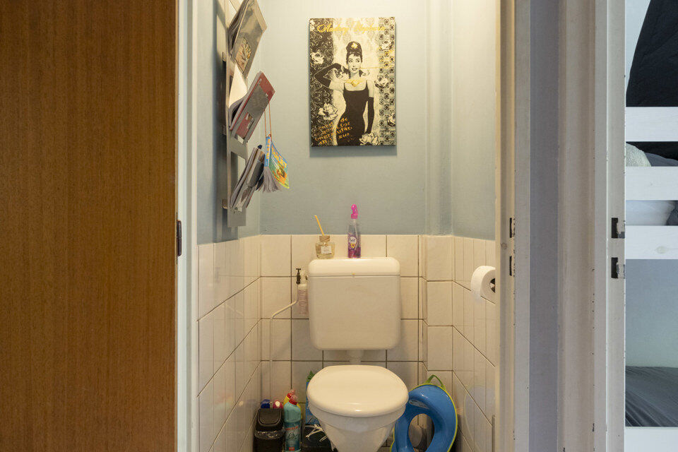 Inkomhal; apart toilet; leefruimte; keuken met kasten en dubbele spoelbak (toestellen zijn zelf te voorzien); berging; badkamer met douche in bad, wastafel, spiegel en aansluiting voor wasmachine en droogkast; 2 slaapkamers waarvan de kleinste toegang ver