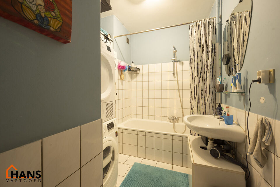 Inkomhal; apart toilet; leefruimte; keuken met kasten en dubbele spoelbak (toestellen zijn zelf te voorzien); berging; badkamer met douche in bad, wastafel, spiegel en aansluiting voor wasmachine en droogkast; 2 slaapkamers waarvan de kleinste toegang ver