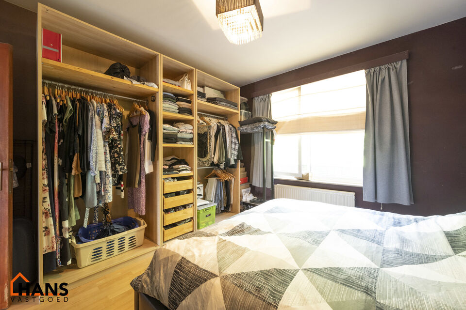 Inkomhal; apart toilet; leefruimte; keuken met kasten en dubbele spoelbak (toestellen zijn zelf te voorzien); berging; badkamer met douche in bad, wastafel, spiegel en aansluiting voor wasmachine en droogkast; 2 slaapkamers waarvan de kleinste toegang ver