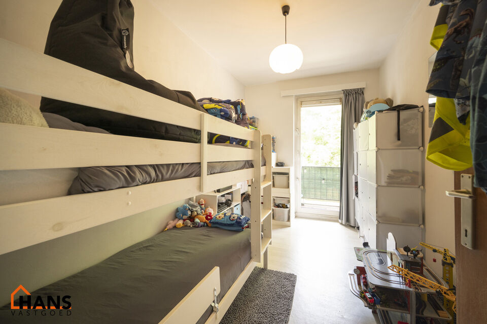Inkomhal; apart toilet; leefruimte; keuken met kasten en dubbele spoelbak (toestellen zijn zelf te voorzien); berging; badkamer met douche in bad, wastafel, spiegel en aansluiting voor wasmachine en droogkast; 2 slaapkamers waarvan de kleinste toegang ver
