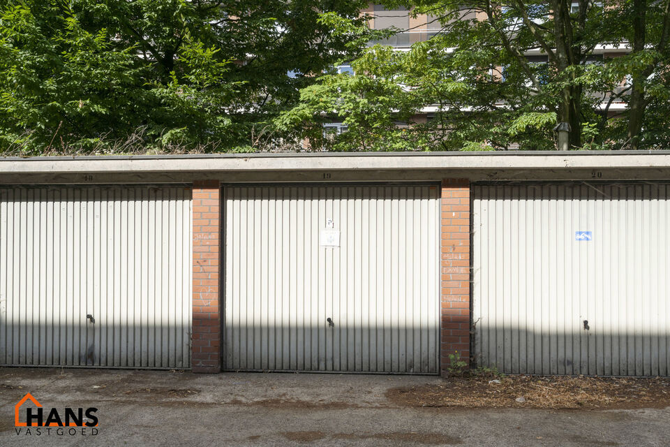 Inkomhal; apart toilet; leefruimte; keuken met kasten en dubbele spoelbak (toestellen zijn zelf te voorzien); berging; badkamer met douche in bad, wastafel, spiegel en aansluiting voor wasmachine en droogkast; 2 slaapkamers waarvan de kleinste toegang ver
