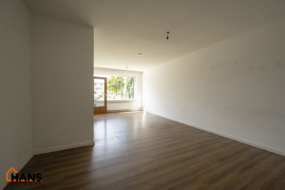 Gelijkvloersappartement met terras; garage optioneel.
Inkomhal; apart toilet; leefruimte, keuken met spoelbak, kookplaat, dampkap, oven ruimte voor een eigen vaatwasser, koelkast, wasmachine en droogkast; badkamer met inloopdouche, lavabo in meubel, spieg