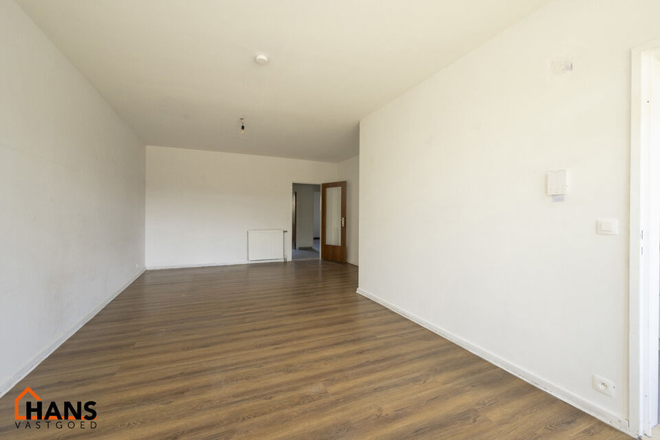 Gelijkvloersappartement met terras; garage optioneel.
Inkomhal; apart toilet; leefruimte, keuken met spoelbak, kookplaat, dampkap, oven ruimte voor een eigen vaatwasser, koelkast, wasmachine en droogkast; badkamer met inloopdouche, lavabo in meubel, spieg
