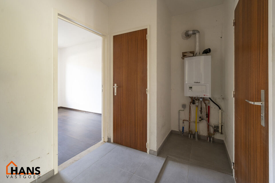 Gelijkvloersappartement met terras; garage optioneel.
Inkomhal; apart toilet; leefruimte, keuken met spoelbak, kookplaat, dampkap, oven ruimte voor een eigen vaatwasser, koelkast, wasmachine en droogkast; badkamer met inloopdouche, lavabo in meubel, spieg