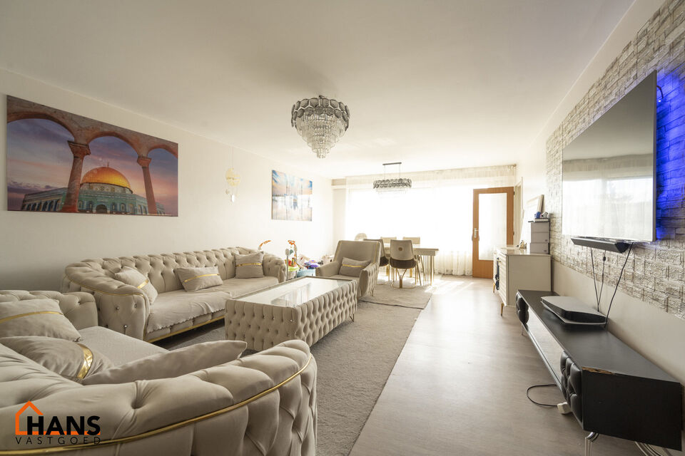 2-slaapkamerappartement op de 2de verdieping; geen lift aanwezig.
Inkomhal; vestiairekast; apart toilet; leefruimte; keuken met kasten, kookplaat; dampkap en ruimte voor een eigen koelkast; berging; badkamer met ligbad, wastafel, spiegel en ruimte voor ee
