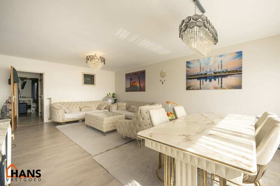 2-slaapkamerappartement op de 2de verdieping; geen lift aanwezig.
Inkomhal; vestiairekast; apart toilet; leefruimte; keuken met kasten, kookplaat; dampkap en ruimte voor een eigen koelkast; berging; badkamer met ligbad, wastafel, spiegel en ruimte voor ee