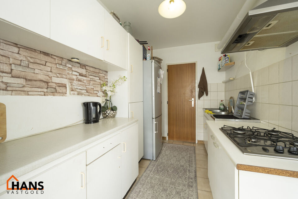 2-slaapkamerappartement op de 2de verdieping; geen lift aanwezig.
Inkomhal; vestiairekast; apart toilet; leefruimte; keuken met kasten, kookplaat; dampkap en ruimte voor een eigen koelkast; berging; badkamer met ligbad, wastafel, spiegel en ruimte voor ee