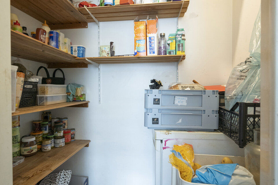 2-slaapkamerappartement op de 2de verdieping; geen lift aanwezig.
Inkomhal; vestiairekast; apart toilet; leefruimte; keuken met kasten, kookplaat; dampkap en ruimte voor een eigen koelkast; berging; badkamer met ligbad, wastafel, spiegel en ruimte voor ee