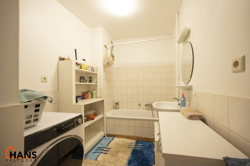 2-slaapkamerappartement op de 2de verdieping; geen lift aanwezig.
Inkomhal; vestiairekast; apart toilet; leefruimte; keuken met kasten, kookplaat; dampkap en ruimte voor een eigen koelkast; berging; badkamer met ligbad, wastafel, spiegel en ruimte voor ee