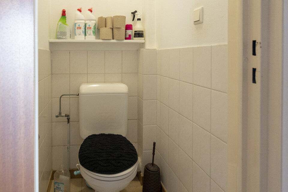 2-slaapkamerappartement op de 2de verdieping; geen lift aanwezig.
Inkomhal; vestiairekast; apart toilet; leefruimte; keuken met kasten, kookplaat; dampkap en ruimte voor een eigen koelkast; berging; badkamer met ligbad, wastafel, spiegel en ruimte voor ee