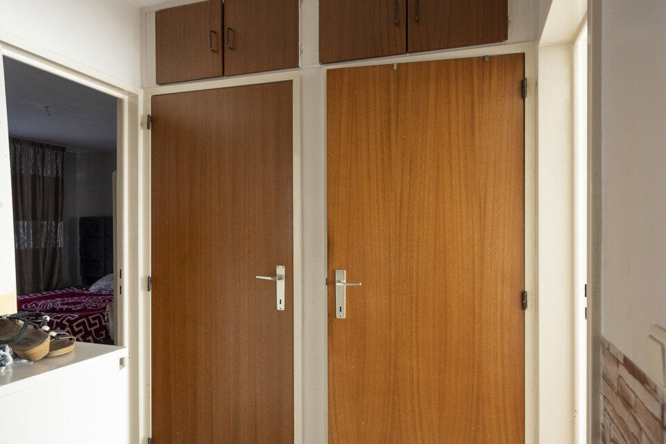 2-slaapkamerappartement op de 2de verdieping; geen lift aanwezig.
Inkomhal; vestiairekast; apart toilet; leefruimte; keuken met kasten, kookplaat; dampkap en ruimte voor een eigen koelkast; berging; badkamer met ligbad, wastafel, spiegel en ruimte voor ee