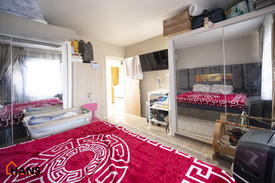 2-slaapkamerappartement op de 2de verdieping; geen lift aanwezig.
Inkomhal; vestiairekast; apart toilet; leefruimte; keuken met kasten, kookplaat; dampkap en ruimte voor een eigen koelkast; berging; badkamer met ligbad, wastafel, spiegel en ruimte voor ee