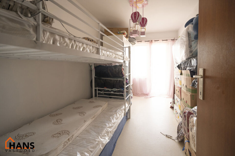 2-slaapkamerappartement op de 2de verdieping; geen lift aanwezig.
Inkomhal; vestiairekast; apart toilet; leefruimte; keuken met kasten, kookplaat; dampkap en ruimte voor een eigen koelkast; berging; badkamer met ligbad, wastafel, spiegel en ruimte voor ee
