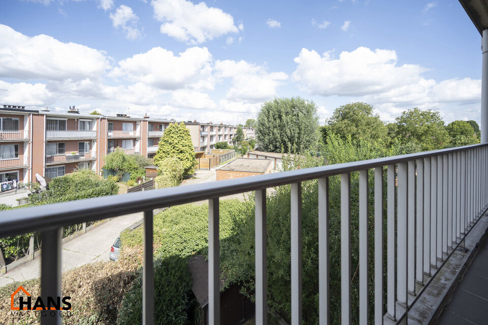 2-slaapkamerappartement op de 2de verdieping; geen lift aanwezig.
Inkomhal; vestiairekast; apart toilet; leefruimte; keuken met kasten, kookplaat; dampkap en ruimte voor een eigen koelkast; berging; badkamer met ligbad, wastafel, spiegel en ruimte voor ee