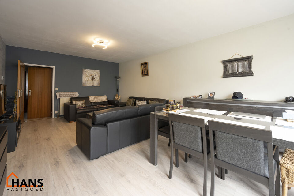 Inkomhal; apart toilet; leefruimte; keuken met kasten, spoelbak, dampkap en ruimte voor een kookvuur/oven en koelkast; berging; badkamer met ligbad, wastafel en ruimte voor wasmachine/droogkast; 2 slaapkamers waarvan de kleinste toegang verschaft naar het