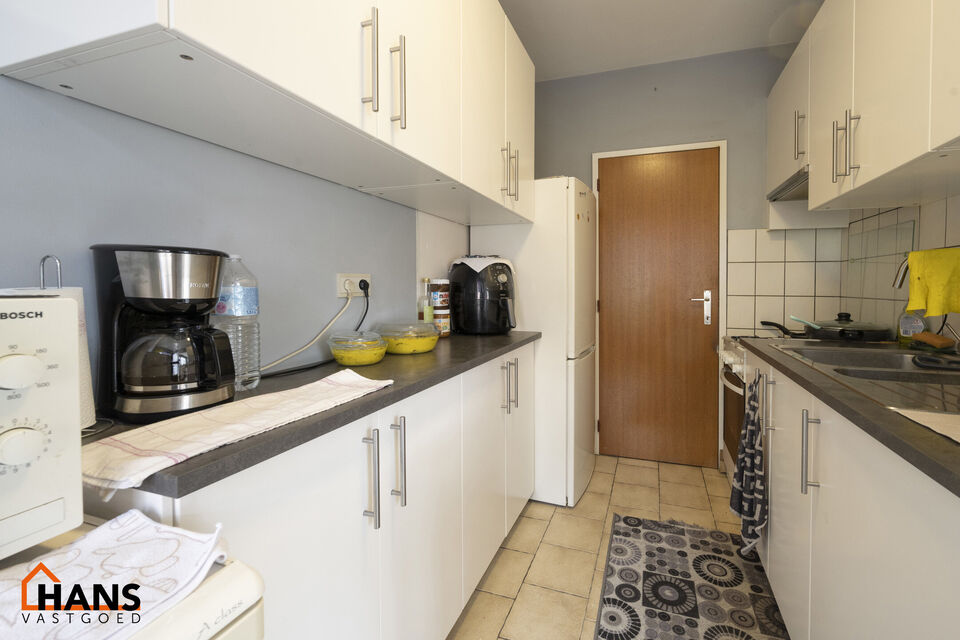 Inkomhal; apart toilet; leefruimte; keuken met kasten, spoelbak, dampkap en ruimte voor een kookvuur/oven en koelkast; berging; badkamer met ligbad, wastafel en ruimte voor wasmachine/droogkast; 2 slaapkamers waarvan de kleinste toegang verschaft naar het