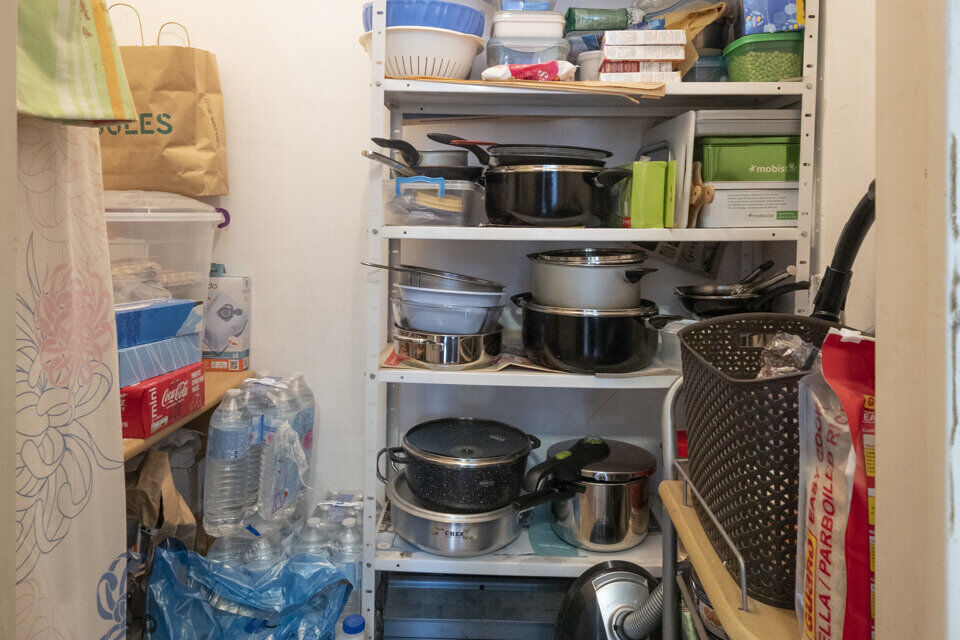 Inkomhal; apart toilet; leefruimte; keuken met kasten, spoelbak, dampkap en ruimte voor een kookvuur/oven en koelkast; berging; badkamer met ligbad, wastafel en ruimte voor wasmachine/droogkast; 2 slaapkamers waarvan de kleinste toegang verschaft naar het