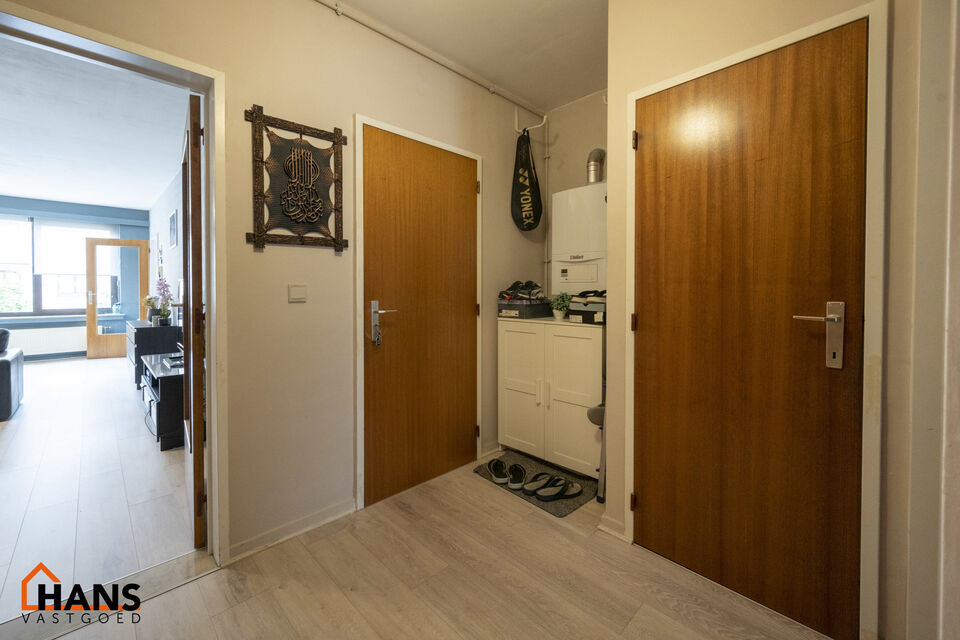 Inkomhal; apart toilet; leefruimte; keuken met kasten, spoelbak, dampkap en ruimte voor een kookvuur/oven en koelkast; berging; badkamer met ligbad, wastafel en ruimte voor wasmachine/droogkast; 2 slaapkamers waarvan de kleinste toegang verschaft naar het