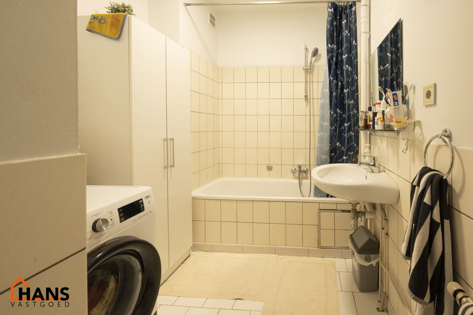 Inkomhal; apart toilet; leefruimte; keuken met kasten, spoelbak, dampkap en ruimte voor een kookvuur/oven en koelkast; berging; badkamer met ligbad, wastafel en ruimte voor wasmachine/droogkast; 2 slaapkamers waarvan de kleinste toegang verschaft naar het