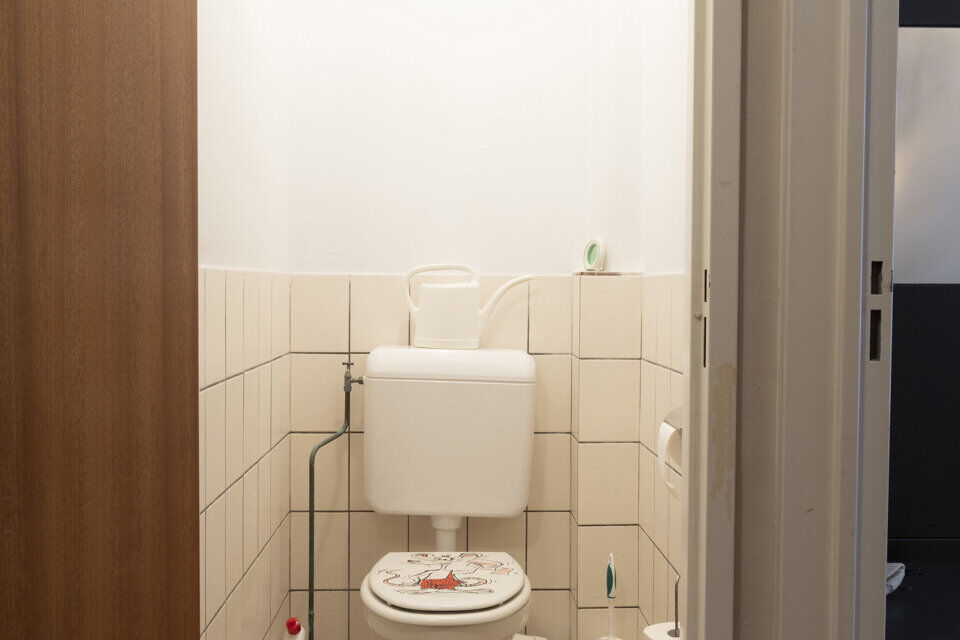 Inkomhal; apart toilet; leefruimte; keuken met kasten, spoelbak, dampkap en ruimte voor een kookvuur/oven en koelkast; berging; badkamer met ligbad, wastafel en ruimte voor wasmachine/droogkast; 2 slaapkamers waarvan de kleinste toegang verschaft naar het