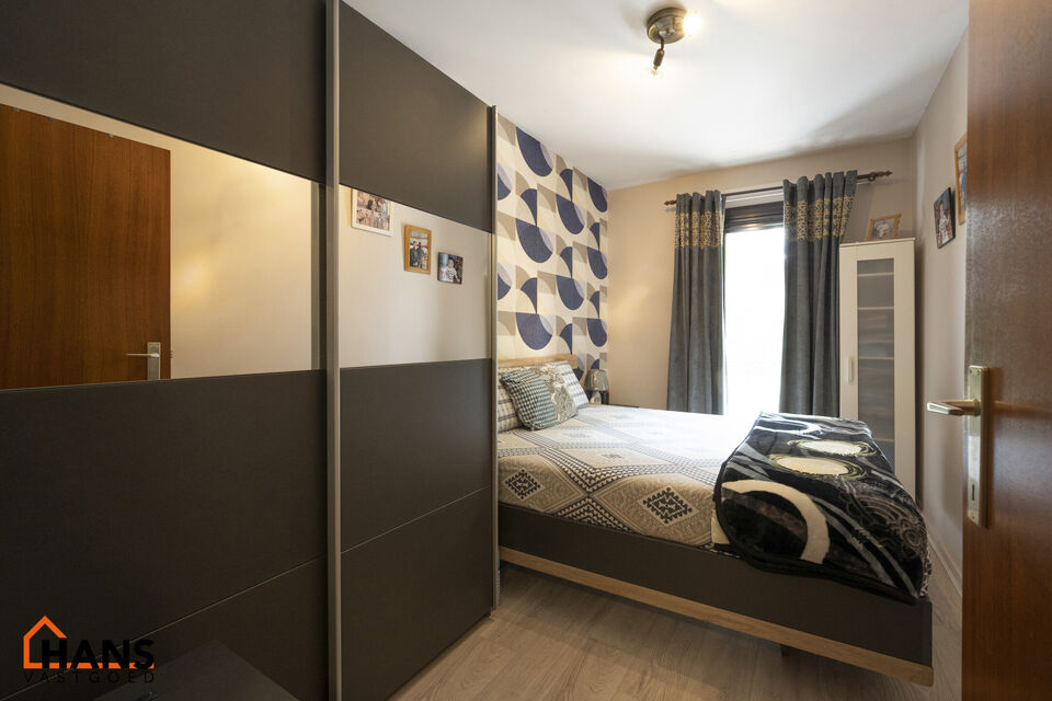 Inkomhal; apart toilet; leefruimte; keuken met kasten, spoelbak, dampkap en ruimte voor een kookvuur/oven en koelkast; berging; badkamer met ligbad, wastafel en ruimte voor wasmachine/droogkast; 2 slaapkamers waarvan de kleinste toegang verschaft naar het