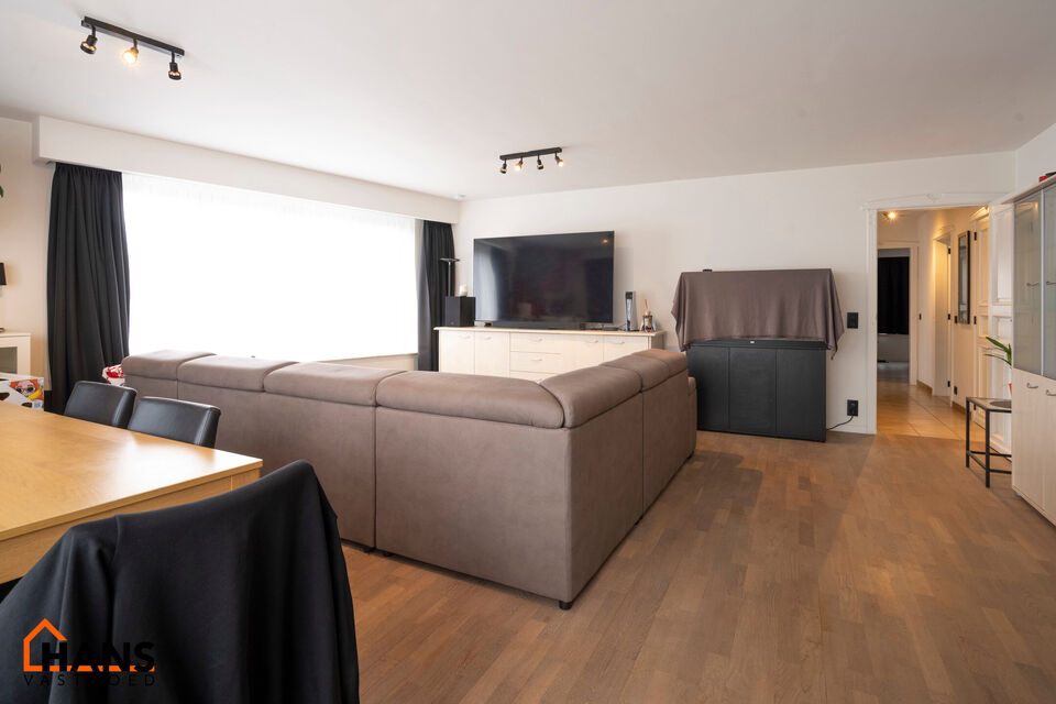3-slaapkamerappartement met garagebox.
Inkomhal; apart toilet met handenwasser; lichtrijke leefruimte; keuken met kasten, spoelbak, vaatwasser, kookplaat, oven, dampkap, koelkast en ruimte voor wasmachine/droogkast; badkamer met ligbad, douche, dubbele wa