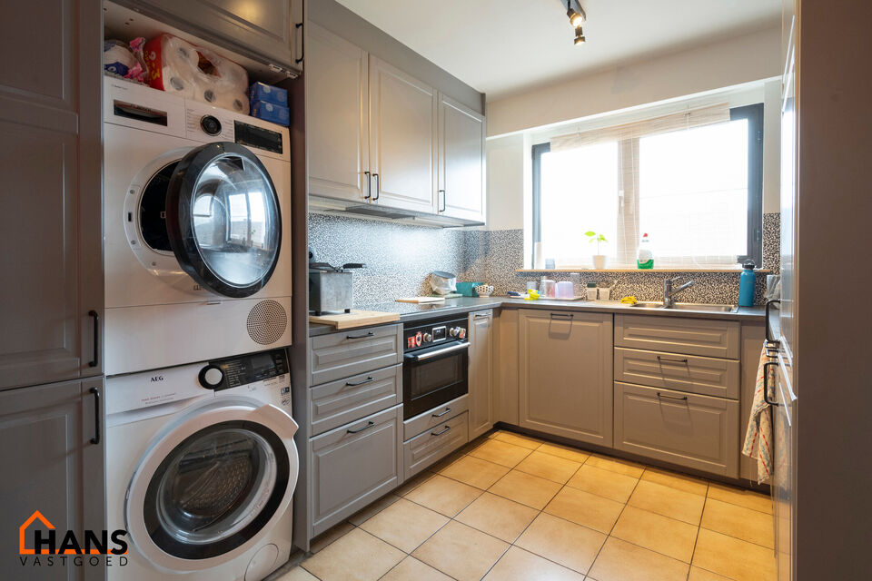 3-slaapkamerappartement met garagebox.
Inkomhal; apart toilet met handenwasser; lichtrijke leefruimte; keuken met kasten, spoelbak, vaatwasser, kookplaat, oven, dampkap, koelkast en ruimte voor wasmachine/droogkast; badkamer met ligbad, douche, dubbele wa