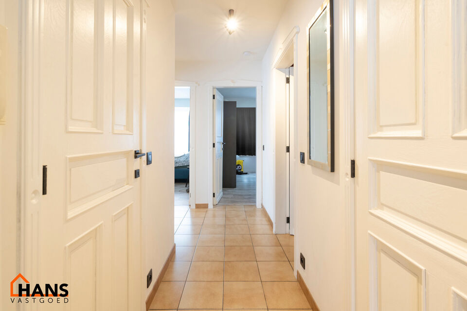 3-slaapkamerappartement met garagebox.
Inkomhal; apart toilet met handenwasser; lichtrijke leefruimte; keuken met kasten, spoelbak, vaatwasser, kookplaat, oven, dampkap, koelkast en ruimte voor wasmachine/droogkast; badkamer met ligbad, douche, dubbele wa