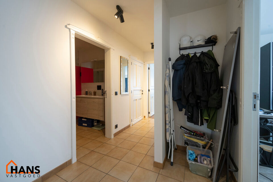 3-slaapkamerappartement met garagebox.
Inkomhal; apart toilet met handenwasser; lichtrijke leefruimte; keuken met kasten, spoelbak, vaatwasser, kookplaat, oven, dampkap, koelkast en ruimte voor wasmachine/droogkast; badkamer met ligbad, douche, dubbele wa