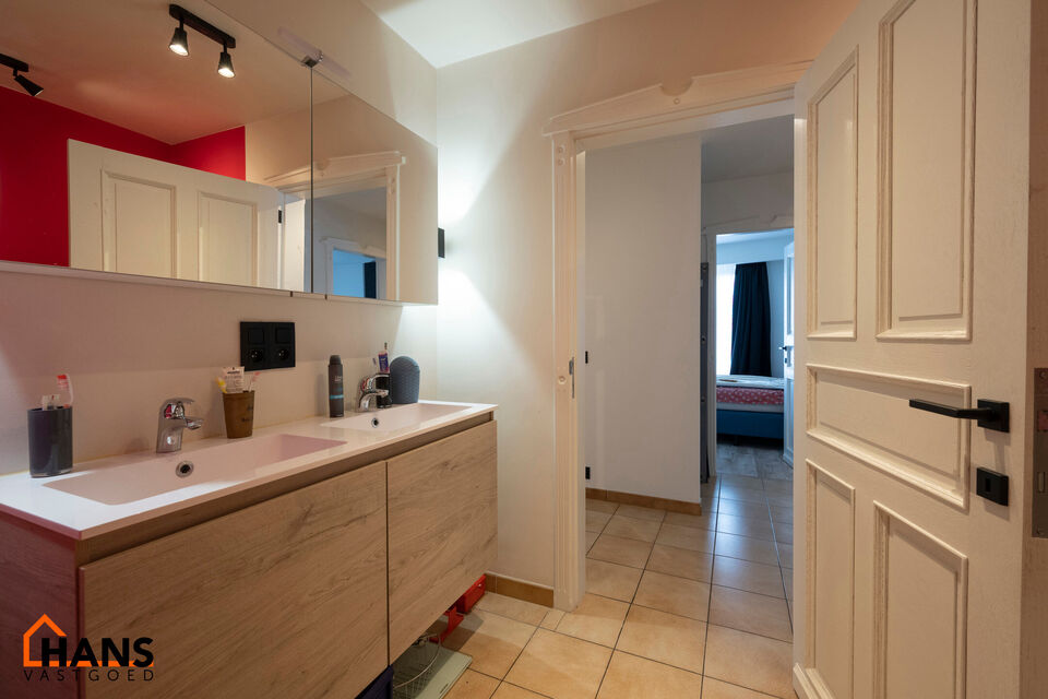 3-slaapkamerappartement met garagebox.
Inkomhal; apart toilet met handenwasser; lichtrijke leefruimte; keuken met kasten, spoelbak, vaatwasser, kookplaat, oven, dampkap, koelkast en ruimte voor wasmachine/droogkast; badkamer met ligbad, douche, dubbele wa