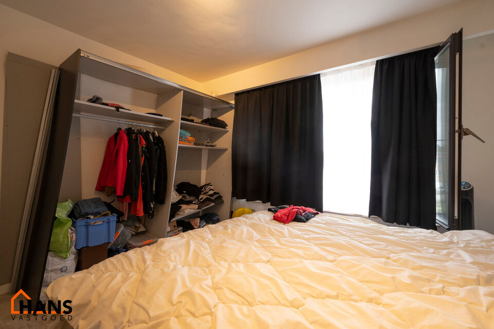3-slaapkamerappartement met garagebox.
Inkomhal; apart toilet met handenwasser; lichtrijke leefruimte; keuken met kasten, spoelbak, vaatwasser, kookplaat, oven, dampkap, koelkast en ruimte voor wasmachine/droogkast; badkamer met ligbad, douche, dubbele wa