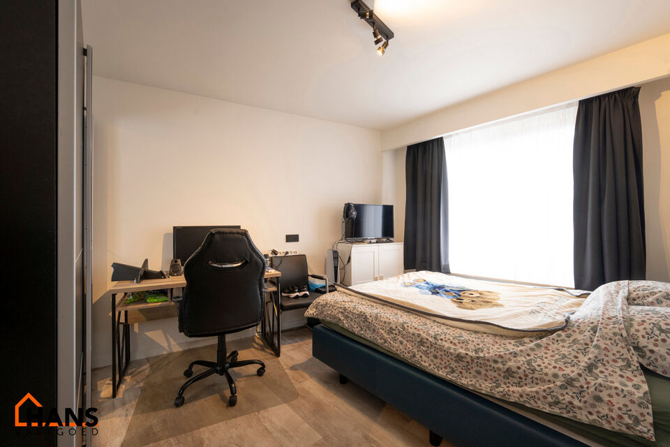 3-slaapkamerappartement met garagebox.
Inkomhal; apart toilet met handenwasser; lichtrijke leefruimte; keuken met kasten, spoelbak, vaatwasser, kookplaat, oven, dampkap, koelkast en ruimte voor wasmachine/droogkast; badkamer met ligbad, douche, dubbele wa