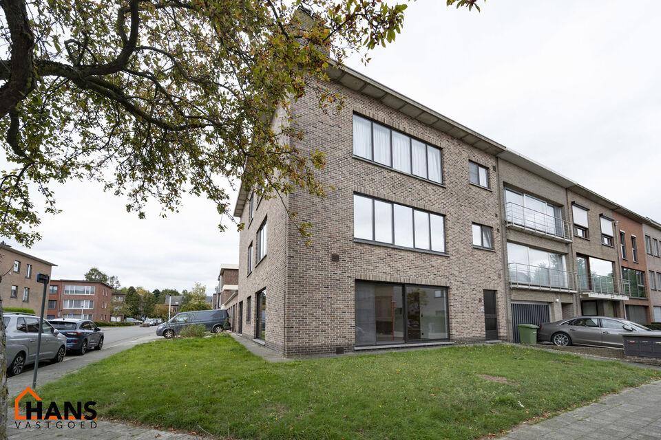 3-slaapkamerappartement met garagebox.
Inkomhal; apart toilet met handenwasser; lichtrijke leefruimte; keuken met kasten, spoelbak, vaatwasser, kookplaat, oven, dampkap, koelkast en ruimte voor wasmachine/droogkast; badkamer met ligbad, douche, dubbele wa