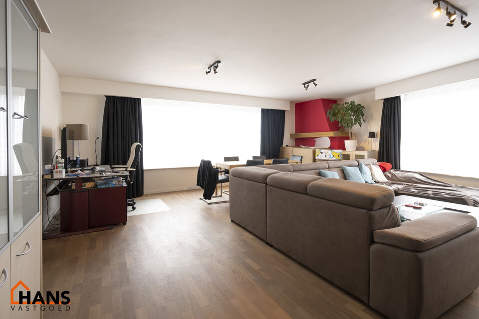 3-slaapkamerappartement met garagebox.
Inkomhal; apart toilet met handenwasser; lichtrijke leefruimte; keuken met kasten, spoelbak, vaatwasser, kookplaat, oven, dampkap, koelkast en ruimte voor wasmachine/droogkast; badkamer met ligbad, douche, dubbele wa