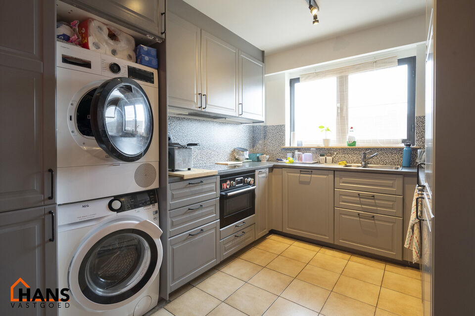 3-slaapkamerappartement met garagebox.
Inkomhal; apart toilet met handenwasser; lichtrijke leefruimte; keuken met kasten, spoelbak, vaatwasser, kookplaat, oven, dampkap, koelkast en ruimte voor wasmachine/droogkast; badkamer met ligbad, douche, dubbele wa