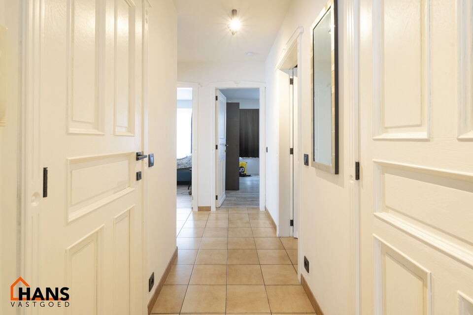 3-slaapkamerappartement met garagebox.
Inkomhal; apart toilet met handenwasser; lichtrijke leefruimte; keuken met kasten, spoelbak, vaatwasser, kookplaat, oven, dampkap, koelkast en ruimte voor wasmachine/droogkast; badkamer met ligbad, douche, dubbele wa