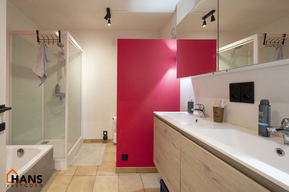 3-slaapkamerappartement met garagebox.
Inkomhal; apart toilet met handenwasser; lichtrijke leefruimte; keuken met kasten, spoelbak, vaatwasser, kookplaat, oven, dampkap, koelkast en ruimte voor wasmachine/droogkast; badkamer met ligbad, douche, dubbele wa