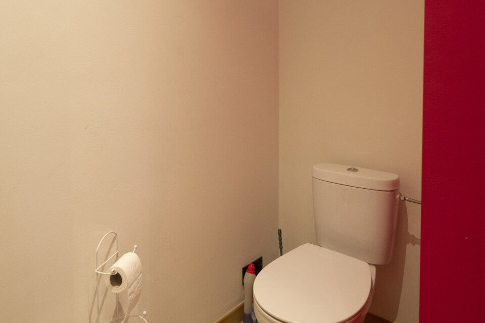 3-slaapkamerappartement met garagebox.
Inkomhal; apart toilet met handenwasser; lichtrijke leefruimte; keuken met kasten, spoelbak, vaatwasser, kookplaat, oven, dampkap, koelkast en ruimte voor wasmachine/droogkast; badkamer met ligbad, douche, dubbele wa