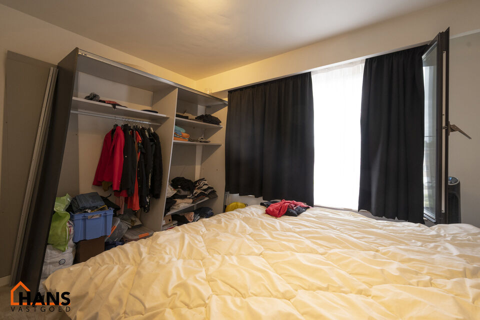 3-slaapkamerappartement met garagebox.
Inkomhal; apart toilet met handenwasser; lichtrijke leefruimte; keuken met kasten, spoelbak, vaatwasser, kookplaat, oven, dampkap, koelkast en ruimte voor wasmachine/droogkast; badkamer met ligbad, douche, dubbele wa